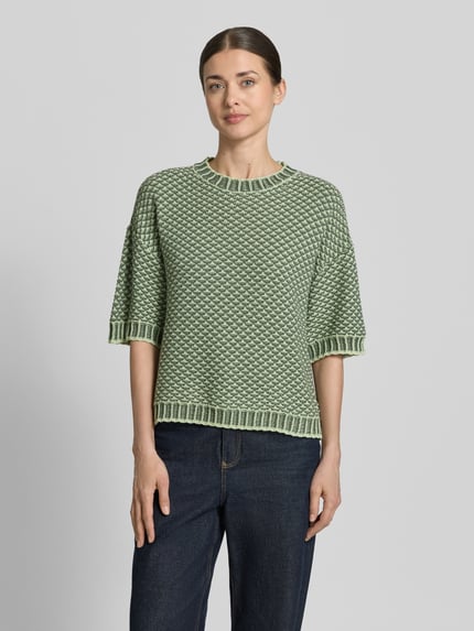 Vrouwenmodel draagt gebreide pullover met katoenmix, recht model, ronde hals, 1/2-mouwen, model 'Catina Pilla' van MSCH Copenhagen, Ganzkörperaanzicht van voren.