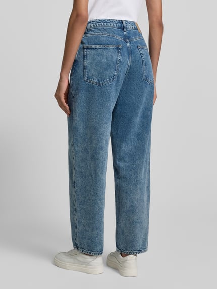 Vrouwenmodel draagt Straight Fit Jeans in 5-pocket-design model 'Joybird' van American Vintage, blauwe katoenen stof, achterkant volledig zichtbaar, Ganzkörperansicht Rückansicht.