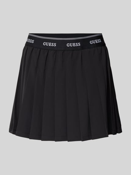 Produktfoto, schwarzer Damen Faltenrock mit elastischem Bund, Modell 'SELENE' von Guess, Minirock, A-Linie, glatte Struktur.