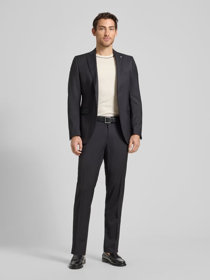 Männermodel trägt Anzughose aus Schurwolle Modell 'Cole' von CG - Club of Gents in Schwarz, Slim Fit, Ganzkörperansicht von vorne.
