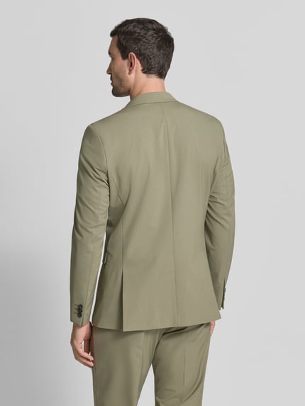 Männermodel trägt Slim Fit Sakko mit Viskose-Anteil Modell 'LIAM' von Selected Homme in hellem Oliv, glatte Textur, Ganzkörperansicht Rückansicht.