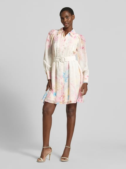 Frauenmodel trägt Minikleid aus Lyocell-Mix Modell 'Florence' von YAS, mehrfarbig mit Zierbesatz, Umlegekragen, Taillierter Passform, integriertem Damen Gürtel, Langärmelig, Rückenlänge bei Größe 36: 89 cm, Brustweite 35 cm, Ärmellänge 65 cm, Ganzkörperansicht von vorne.