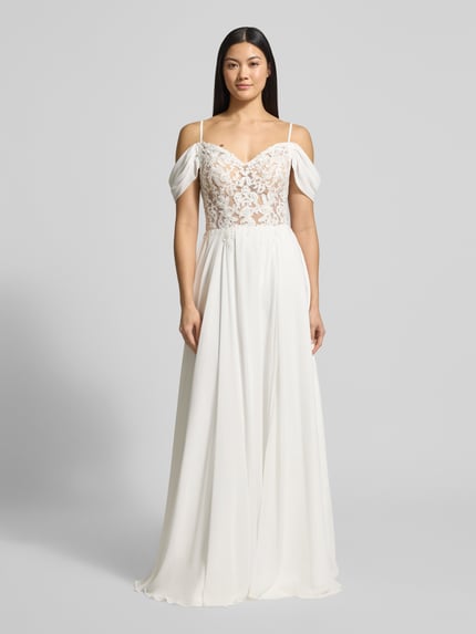 Kobiece model prezentuje Brautkleid mit Spaghettiträger von Luxuar, biel, koronkowa góra, rozkloszowany dół, fason taliowany, całkowity widok z przodu.