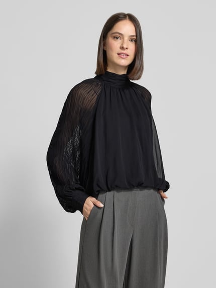 Vrouwenmodel draagt Blusenshirt mit Stehkragen Modell 'OLERA' van YAS, regular fit, vloeiende stof, zwart, voorkant volledige lichaamsopname.