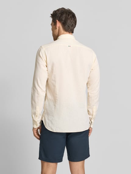 Männermodel trägt Regular Fit Business-Hemd aus Leinen-Baumwoll-Mix Modell 'ROMA' von FIL NOIR in Beige mit Knopfleiste, Ganzkörperansicht Rückansicht.