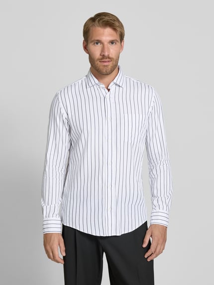 Männermodel trägt weißes Regular Fit Freizeithemd aus Baumwoll-Lyocell-Mix Modell 'H-ROB-SP-P-263' von BOSS mit schwarzen Streifen, Herren Freizeithemd, Ganzkörperansicht von vorne.
