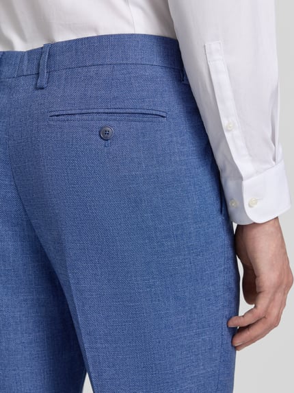 Männermodel trägt Slim Fit Anzughose mit Bügelfalten von Christian Berg Men aus Material-Mix mit Viskose-Anteil, Strukturmuster, Detailaufnahme