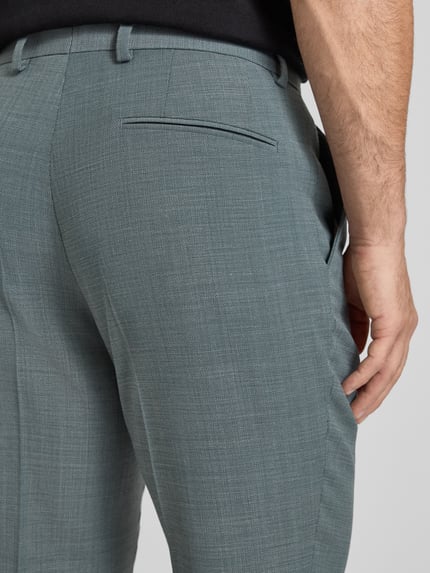 Männermodel trägt Regular Fit pantalon met scheerwol, all-over structuurpatroon, steekzakken, riemlussen, labelapplicatie, model 'LEON' van BOSS, sluiting: haakjes- en ritssluiting, kleur: grijsgroen, detailopname achterzijde