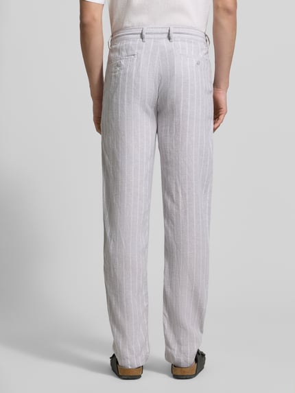 Männermodel trägt Regular Fit Hose aus Leinen-Viskose-Mix von MCNEAL in Hellgrau mit weißen Streifen, Eingrifftaschen, Ganzkörperansicht Rückansicht. Bundweite bei Größe M: 46 cm, Innenbeinlänge bei Größe M: 84 cm.