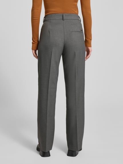 Vrouwenmodel draagt Straight Fit Stoffhose met Viskose-Anteil Modell 'Maine' van Brax, grijze stof, elastisch materiaal, volledige lichaamsweergave achterkant.