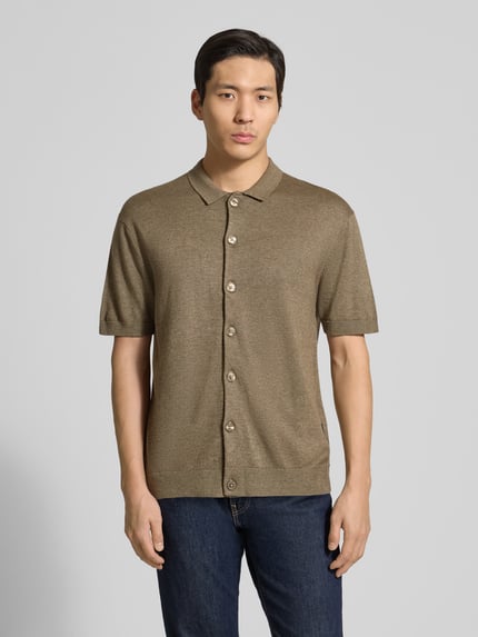 Männermodel trägt Freizeithemd mit 1/2-Arm Modell 'BELLS' von Casual Friday in Braun mit Knopfleiste aus Baumwoll-Lyocell-Mix, Regular-Fit, Polokragen, Rückenlänge 69 cm, Schulterbreite 53 cm, Ärmellänge 24 cm, Ganzkörperansicht von vorne