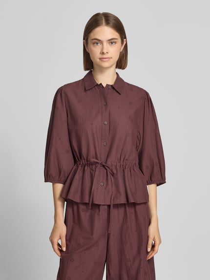 Frauenmodel trägt Regular Fit Kurzarmbluse aus reiner Baumwolle von Marc O'Polo in Dunkelrot, strukturierte Oberfläche, Ganzkörperansicht von vorne, Damen Kurzarmbluse von Marc O'Polo DENIM.