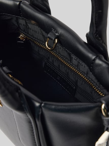 Produktfoto, Henkeltasche in Lederoptik von Tommy Hilfiger, unifarben, Hauptfach, Karabinerverschluss, Logo-Applikation, Tragehenkel, abnehmbarer Schulterriemen