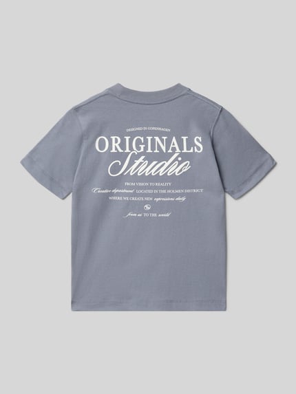 Jongen draagt Regular Fit T-shirt met Statementprint model 'Bro' van Jack & Jones, puur katoen, ronde hals, ruglengte maat 140: 50 cm, ganzkörperansicht rückansicht.