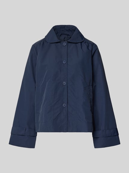 Produktfoto, granatowa Jacke mit Umlegekragen Modell 'Viola' von LOLLYS LAUNDRY, krój prosty, zapięcie na guziki, kieszenie boczne, długość tyłu w rozmiarze S 54 cm, szerokość ramion w rozmiarze S 38 cm, szerokość w klatce piersiowej w rozmiarze S 58 cm, długość rękawa w rozmiarze S 63 cm, matowa tekstura