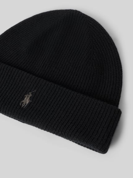 Produktfoto, Mütze aus Kaschmir mit breiter Krempe von Polo Ralph Lauren in unifarbenem Schwarz, Struktur in Rippstrick, Logo-Stitching sichtbar.