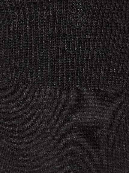 Produktfoto, Socken mit geripptem Abschluss von Falke, Schurwoll-Baumwoll-Mix mit Stretch-Anteil, körpfernaher Schnitt, gerippter Abschluss, texturierte schwarze Oberfläche