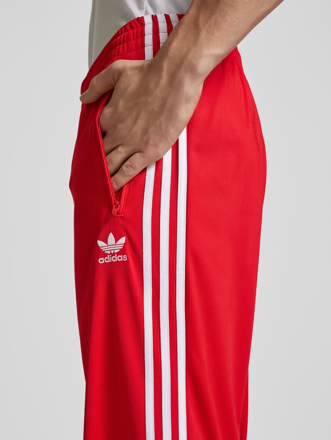adidas Originals Regular fit sweatpants met labelstitching, model