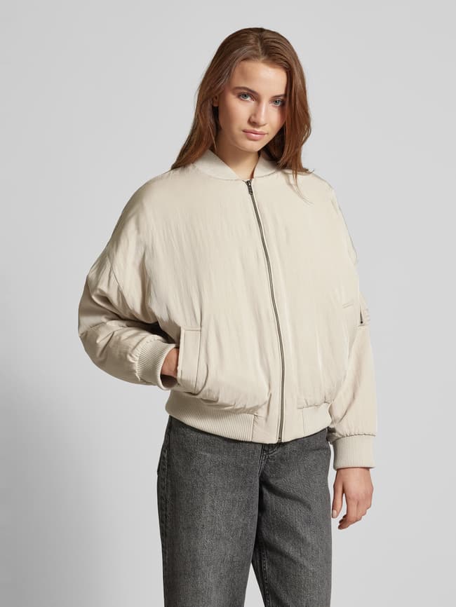 Moscow Jamie gewatteerd bomberjack met opgestikte zakken • Beige • de Bijenkorf Moscow Jamie gewatteerd bomberjack met opgestikte zakken • Beige • de Bijenkorf