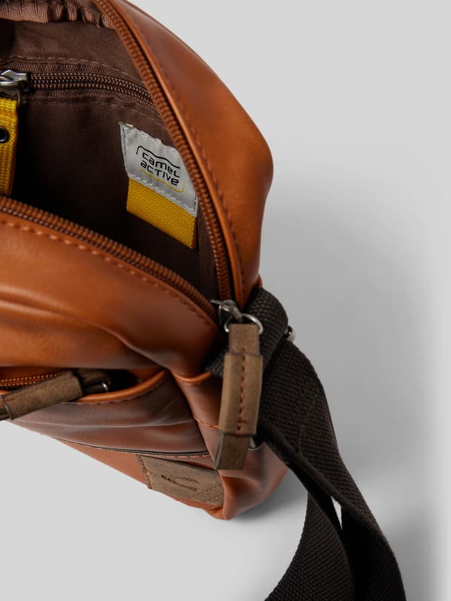 camel active Umhängetasche mit Label-Patch Modell 'LAOS' (cognac