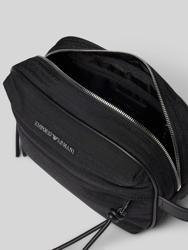 Emporio Armani Kulturtasche mit Logo-Muster und Label