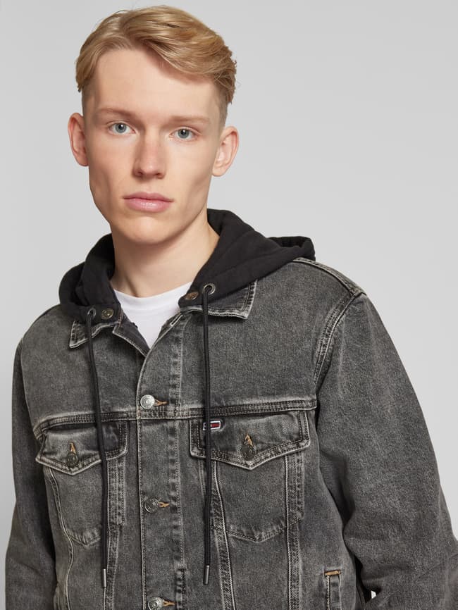 Tommy Jeans Regular Fit Jeansjacke mit Label-Stitching Modell
