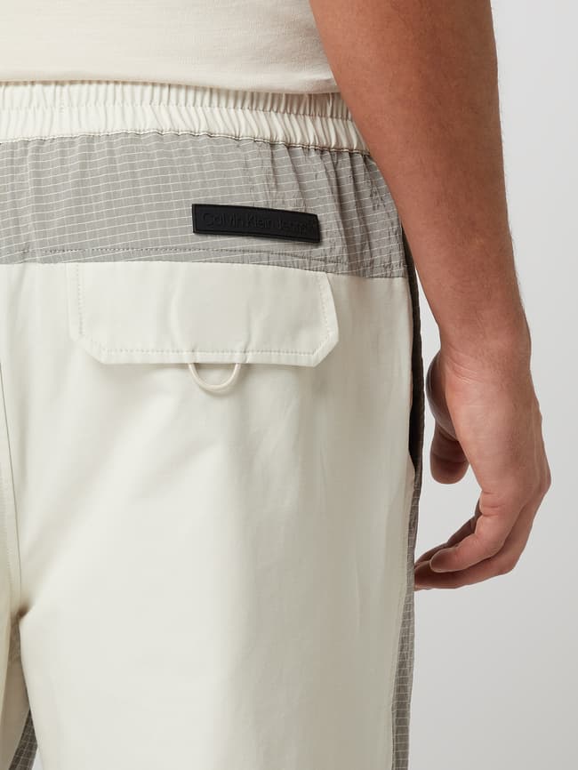 Calvin Klein Jeans Trainingshose mit Kontrastrückseite (offwhite 