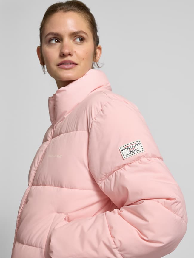 Guess Jeans Cropped Steppjacke mit Label-Print (rosa) online kaufen