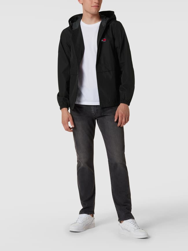 Tommy Jeans Regular Fit Jacke aus wetterfestem Material (black 