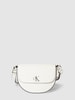 Calvin Klein Jeans Saddle Bag mit Label-Applikation Modell 'MINIMAL MONOGRAM' Weiss