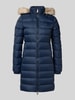 Tommy Jeans Płaszcz pikowany o kroju slim fit z wypełnieniem puchem i pierzem Ciemnoniebieski