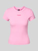 Tommy Jeans T-shirt o kroju slim fit z prążkowaniem Mocnoróżowy