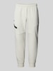 Under Armour Relaxed Fit Sweatpants mit Reißverschlusstasche Offwhite