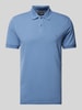 Christian Berg Men Poloshirt met labeldetail Jeansblauw