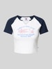 Tommy Jeans Slim Fit Cropped T-Shirt mit Label-Detail Modell 'VINTAGE PREP' Marine