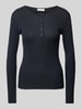 Marc O'Polo Slim Fit Langarmshirt aus strukturiertem Baumwoll-Modal-Mix mit Henley-Kragen Marine