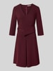 Rinascimento Knielanges Cocktailkleid mit V-Ausschnitt Bordeaux