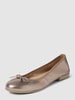 Marco Tozzi Lederballerinas in metallic Hellgrau