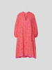 Devotion Knielanges Kleid mit Lochstickereien Fuchsia