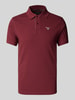 Barbour Slim Fit Poloshirt mit Label-Stitching Kirsche