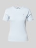 Tommy Hilfiger T-shirt o kroju slim fit z detalem z logo Jasnoniebieski