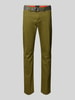 MCNEAL Slim fit chino met riem Rietgroen