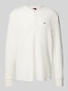 Tommy Jeans Regular Fit Longsleeve mit Logo-Stitching Modell 'HENLEY' Offwhite