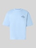 REVIEW Regular Fit T-Shirt aus reiner Baumwolle mit rückseitigem Print Eisblau