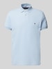 Tommy Hilfiger Regular Fit Poloshirt mit Label-Detail Hellblau