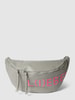 miss goodlife Umhängetasche mit Statement-Stitching Modell 'L(I)EBE' Hellgrau