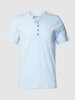 MCNEAL Regular Fit T-Shirt aus Baumwolle mit kurzer Knopfleiste Bleu