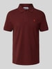 REVIEW Regular Fit Poloshirt mit Label-Stitching Rostrot