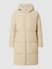 Embassy of Bricks & Logs Gewatteerde lange jas met oversized schouders, model 'Elphin' Zand