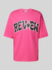 REVIEW T-shirt met labelprint Felroze